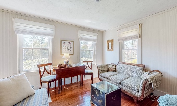 West Boothbay Harbor Casa | Charming coastal cottage with high-speed WiFi, furnished deck, gas grill, & dock