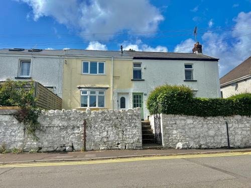 Mumbles Casa | Charming Coastal Cottage Near Mumbles with Garden Pass the Keys