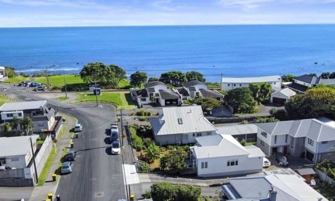 New Plymouth Cabaña | Charming Cottage - with deck & beach access
