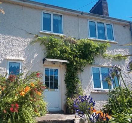 Flushing Casa | Charming Coastal Retreat in Flushing, Cornwall | Cosy Village Home with Parking & Outdoor Space, Near Beach & Falmouth Ferry