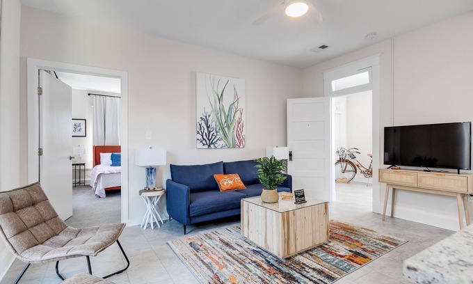 Issue Condominio | Charming Coastal Getaway: Explore and Relax in our 2 Bedroom Downtown Rental