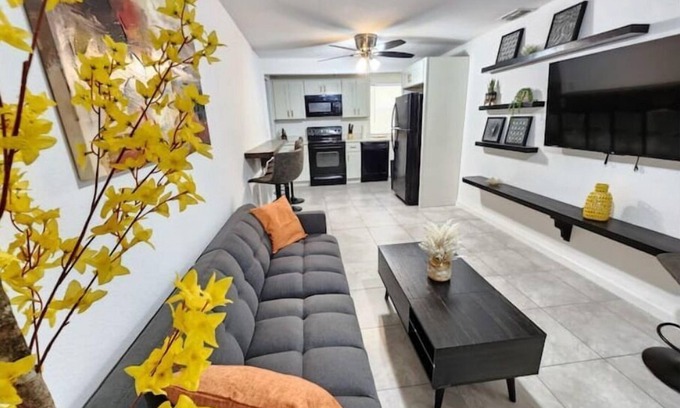 Northwest Orlando Casa | Charming College pk Duplex @Lake Fairview Sleeps 8