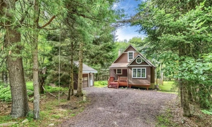 Mount Pocahontas Cabaña | Charming Colville Cottage with King Bed/Deck/Pet Friendly!