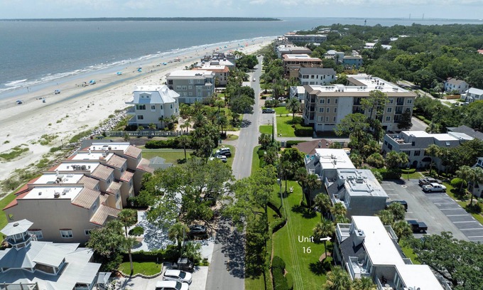 Saint Simons Island Condominio | Charming Condo Across the Street from the Beach