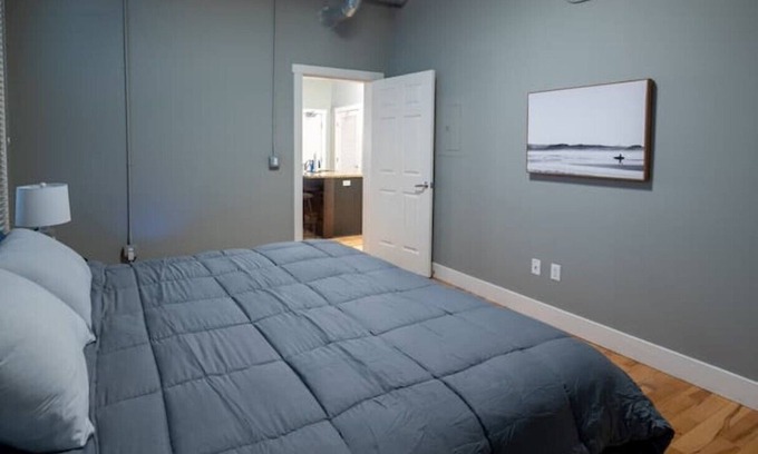 Downtown Apartamento | Charming Condo with King Bed in Heart of Downtown!