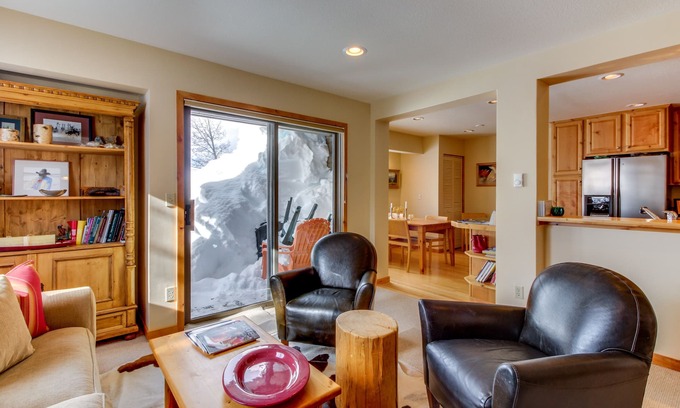 Elkhorn Village Condominio | Encantador condominio con piscina Bluff compartida y vistas preciosas a la montaña con jacuzzi