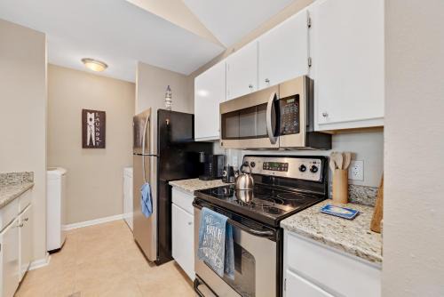 Gulf Shores Casa | Charming Condo with luxe amenities less than 10 minutes from the Beach