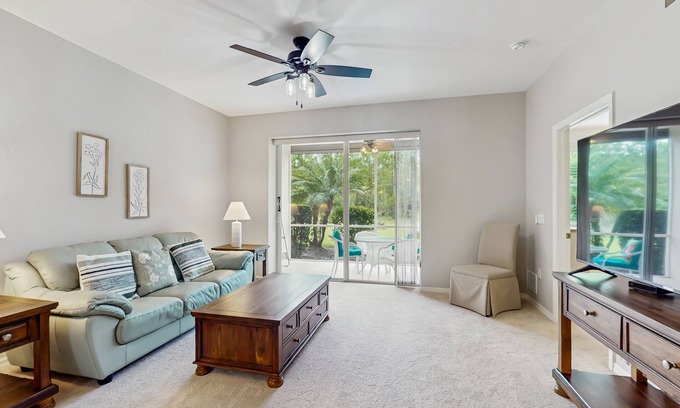 Naples Condominio | Charming condo with screened lanai, wifi & access to outdoor community pool