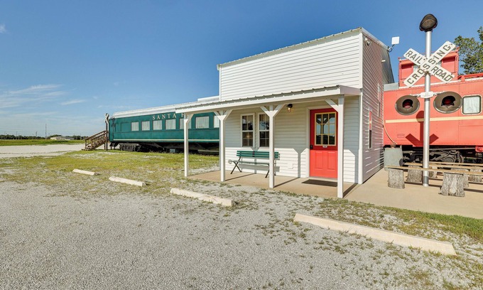 Duenweg Apartamento | Charming Converted Railcar Studio in Joplin!