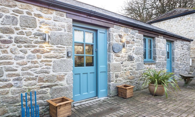 Falmouth Cabaña | Charming Cornish cottage with shared pool/hot tub, nr Falmouth/Helford River.