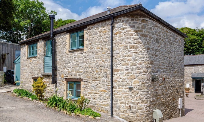 Falmouth Cabaña | Charming Cornish cottage with shared pool/hot tub, sleeps 6, nr Falmouth