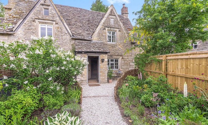 Ampney Crucis Cabaña | Charming Cotswold Country Cottage & Garden