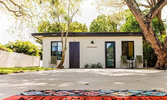 Croissant Park Cabaña | Charming Cottage close to Downtown FTL!