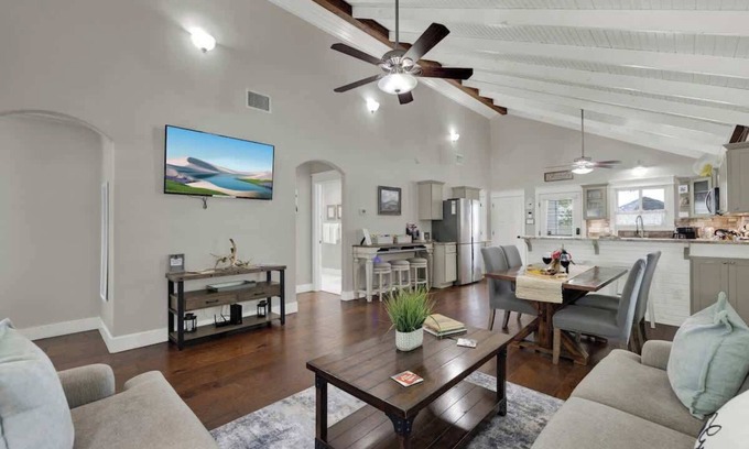 Fredericksburg Casa | Charming Cottage-3 Mins to Downtown-Pet Friendly!