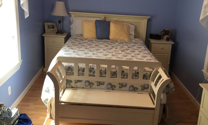 East Chop Cabaña | Charming cottage 10 minutes walk from downtown OB