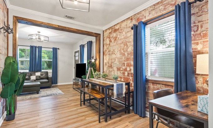 Pensacola Casa | Charming Cottage * 2 Miles to NAS * Remodeled * 2 Queen Beds * Fenced Yard
