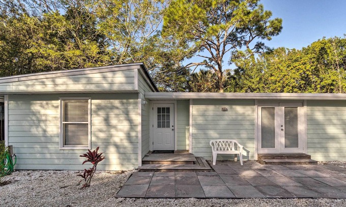 Ridge Wood Heights Cabaña | ¡NUEVO! Cottage con Encanto ~ 5. ¡5 millas a Siesta Key Beach!