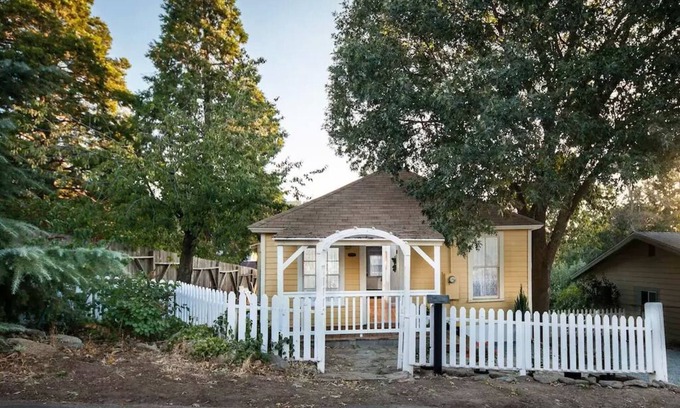 Julian Cabaña | Charming cottage..A 1 minute walk to Main Street. Shops, Restaurants and more..