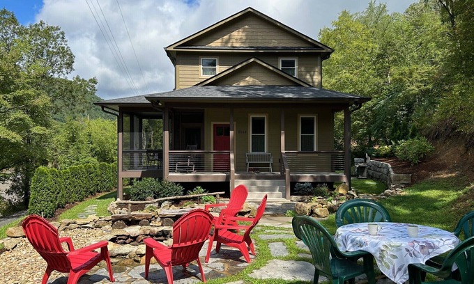 Hot Springs Cabaña | Charming Cottage- Away from it all on the river!