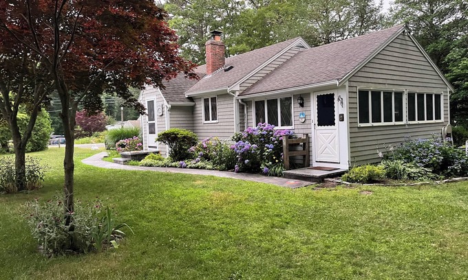 Cotuit Casa | Encantadora Cape Cod Cottage, ventoso, luminoso y pacífico