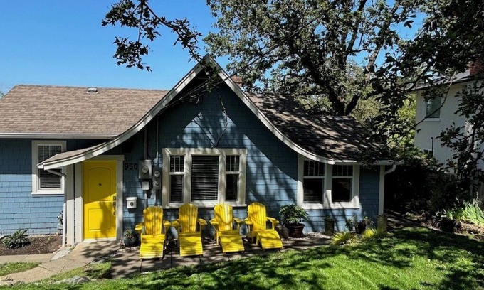 Saanich Cama Y Desayuno | Charming Cottage Centrally Located Business Licence #28949
