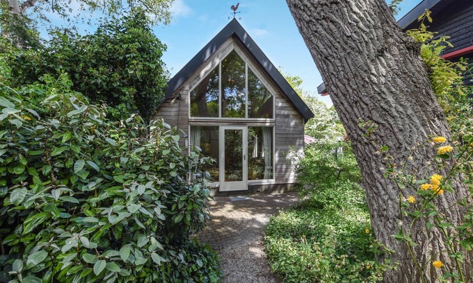 Schoorl Cabaña | Charming Cottage “De Kleine bonte specht” with Wi-Fi, Terrace & Barbecue; Parking Available