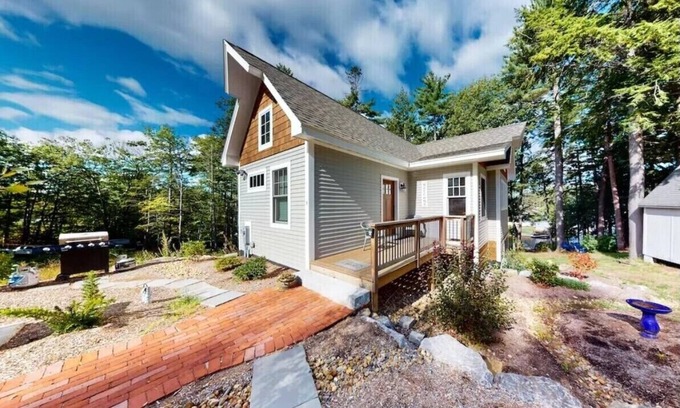 Gilford Cabaña | Charming Cottage, Dogs Welcome!