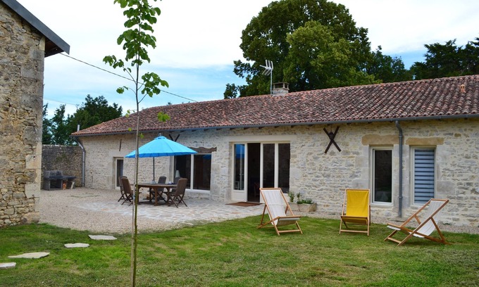 Pleuville Casa | Casa rural con encanto para 10 personas, piscina privada, jardín cerrado