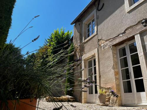 Mont-Saint-Jean Casa | Charming Cottage in Chateau les Roches gardens