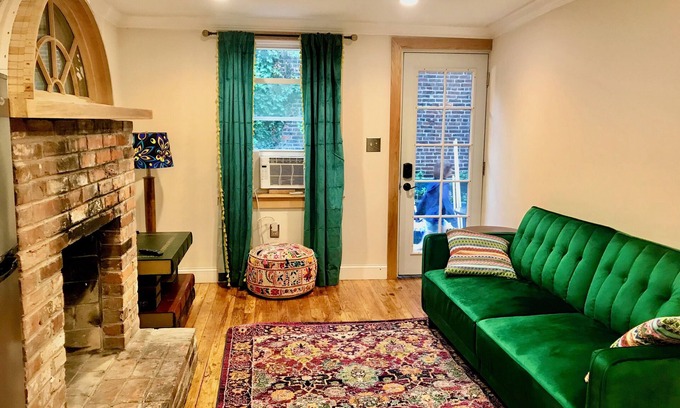 Washington Square West Cabaña | Charming cottage in Ave of the Arts -Center City