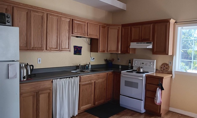 Carmichael Cabaña | Charming cottage in delightful Fair Oaks with WiFi and AC and heat.nn
