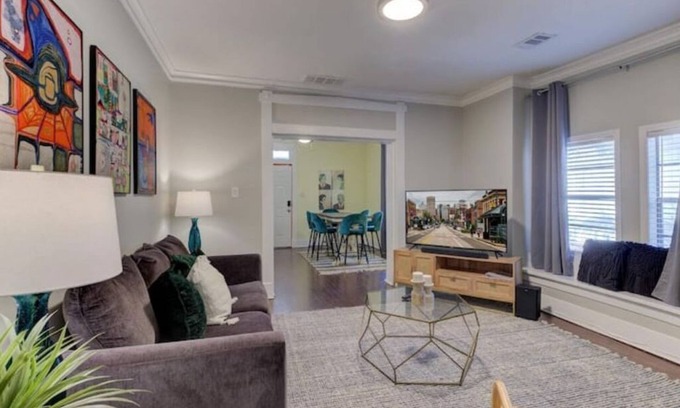 Cooper-Young Historic District Casa | Charming Cottage in Hip Cooper Young - Walk to Food & Drink - 9 mins to Beale!