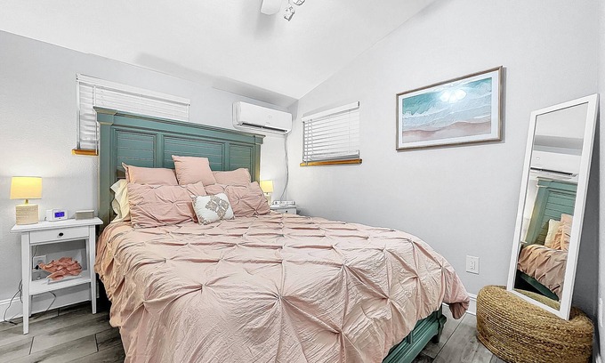 Odessa Cabaña | Charming cottage in old Florida Odessa lake community with AC, WiFi, kayak
