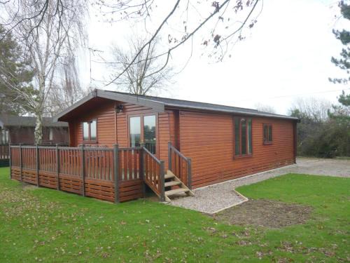 Romney Marsh Casa | Charming Cottage in Romney Marsh Britain with Wooden Deck