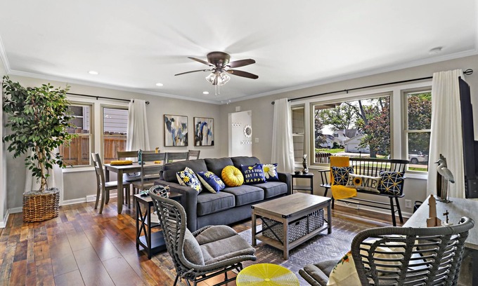 Salem Lakes Casa | Charming Cottage - Lake access steps away ! 2 King beds / 1 Queen Sleeper Sofa