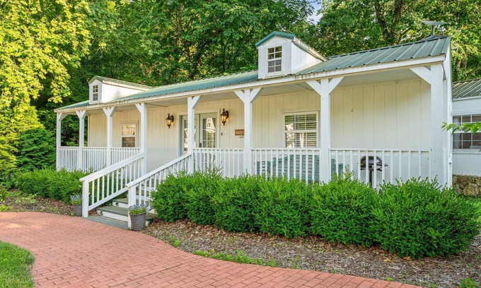 Blue Eye Cabina | Charming Cottage Near Branson | Babbling Creek & Covered Porch