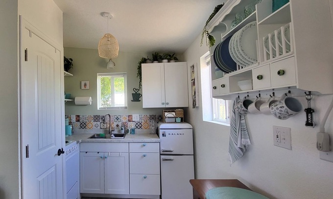 Clifton Cabaña | Charming cottage near wineries, hiking, biking and rafting - pet friendly!