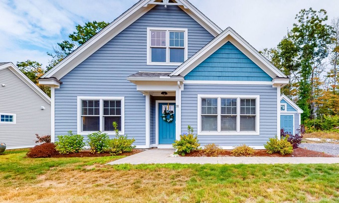 Arundel Cabaña | Charming cottage on a preserve with grill, WiFi, W/D, pool, gym, & game room