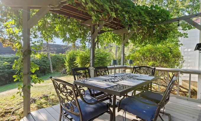 Charlestown Cabaña | Charming Cottage on Freshwater Pond in Charlestown