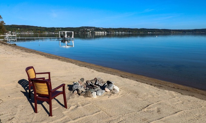 Suttons Bay Casa | Charming Cottage on Suttons Bay - Pet Friendly