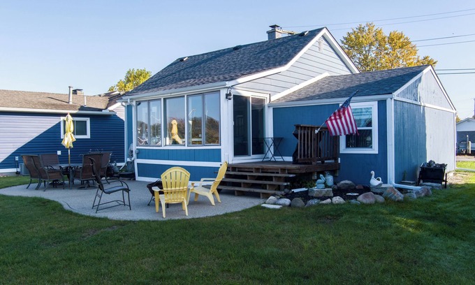 Fair Haven Cabaña | Charming cottage right on the canals of Lake St. Clair!