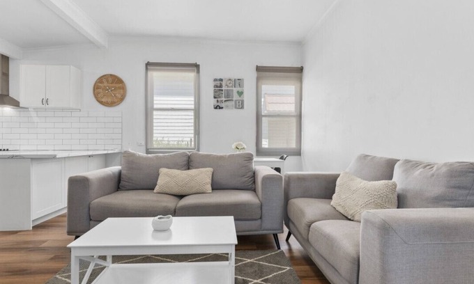 Golden Point Casa | Charming Cottage-Stylish Haven!