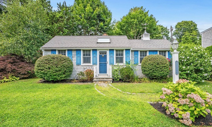 Osterville Cabaña | Charming cottage steps to Osterville village. Near Dowses beach. RPMS094