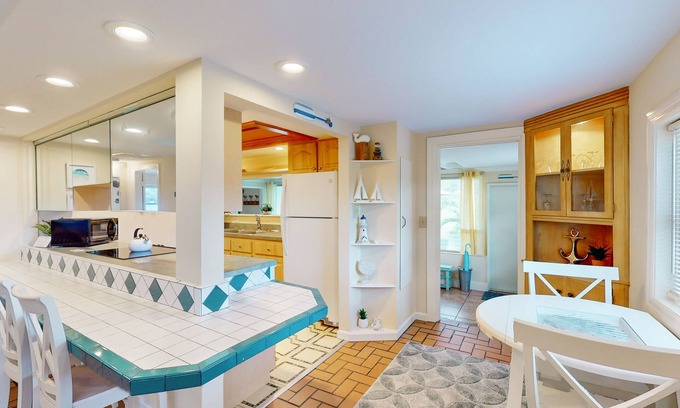 Naples Park Cabaña | Charming Cottage Steps from Beach - Dog-Friendly with Bikes & Beach Gear