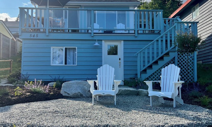Gibsons Cabaña | charming cottage suite perched just above the heart of Lower Gibsons