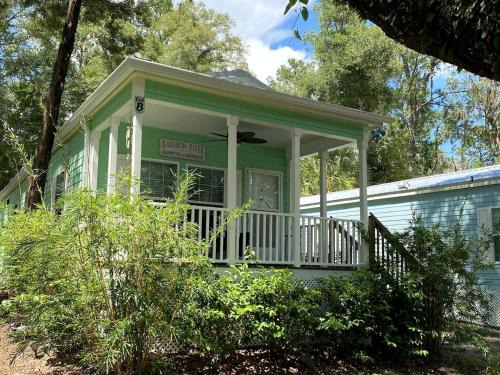 Dunnellon Casa | Charming Cottage Surrounded by Trees in Dunnellon, Florida