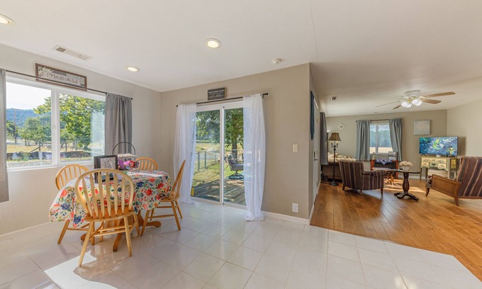 Medford Cabaña | Charming Cottage near historic Jacksonville. Wi-Fi, fenced pet area.