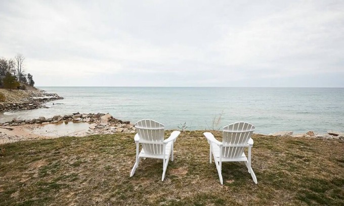 Mears Cabaña | Charming Cottage with 180 degree views of Lk Michigan- short walk to sand dunes