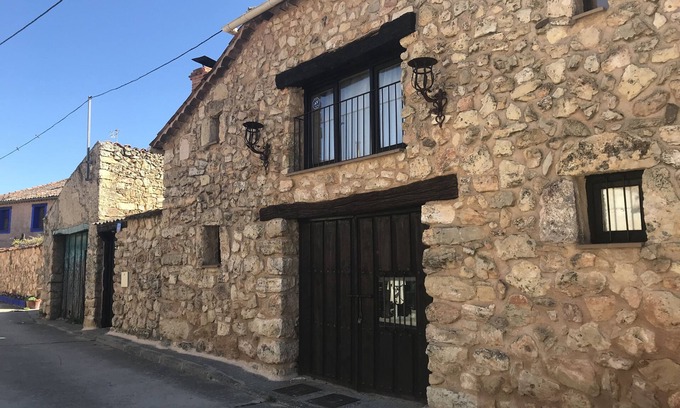 Brieva Cabaña | Casa Rural con encanto y chimenea perfecta para el descanso en familia o amigos.