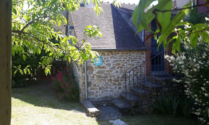 Le Menoux Cabaña | Casa Acogedora con Piscina y Jardín en Pueblo Artístico